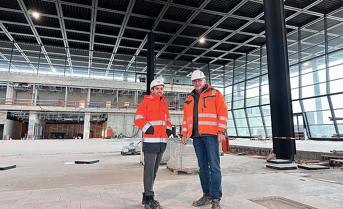 Arbeitschutzfachleute im Rohbau der Abfertgungshalle des Terminals 3, Flughafen Frankfurt. 